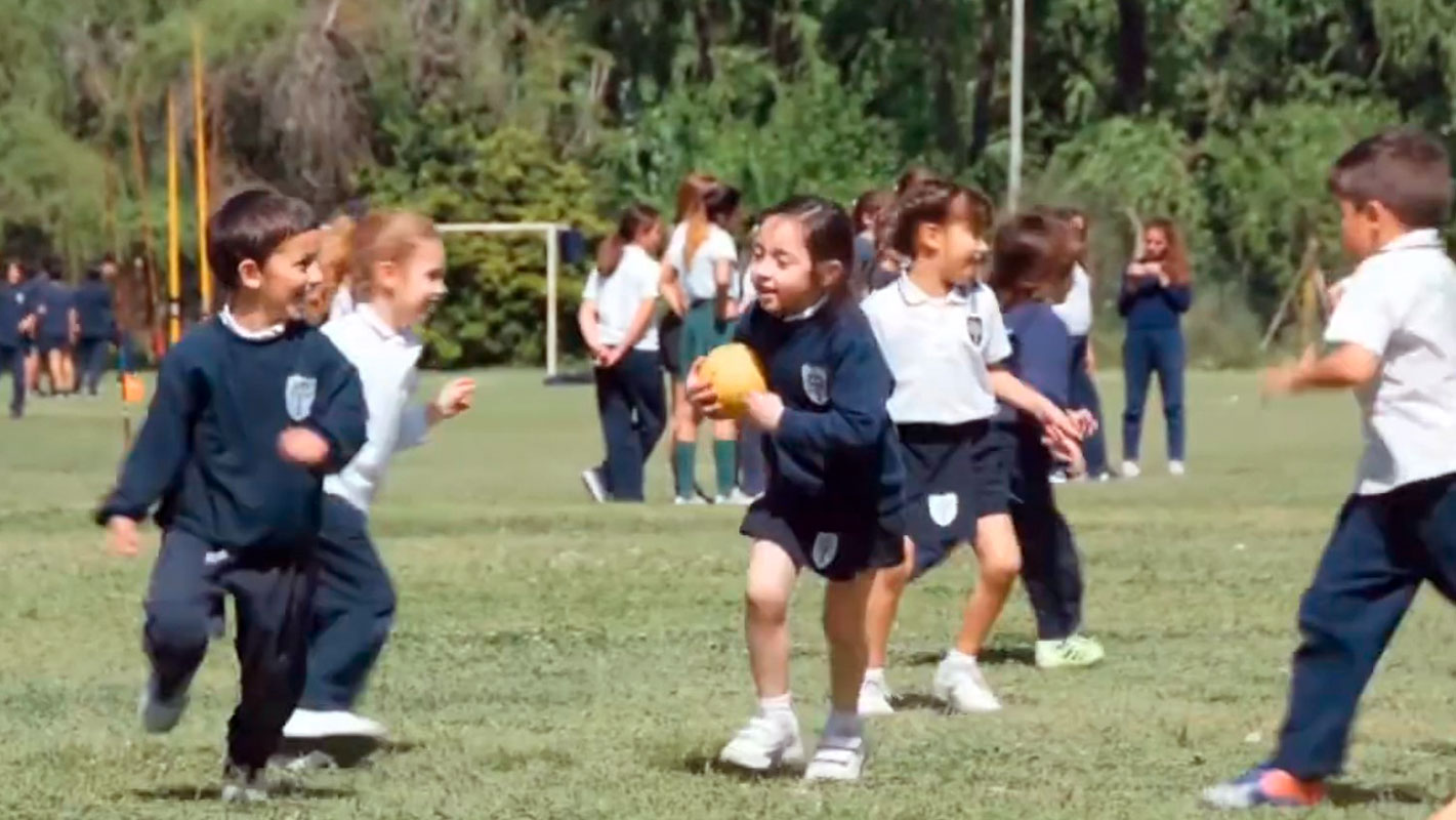 Alumnos en campo de deportes
